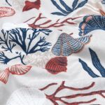 Tissu coton imprimé Gambier - Corail, bleu, fond naturel