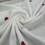 Tissu double gaze brodée - Love, fond blanc