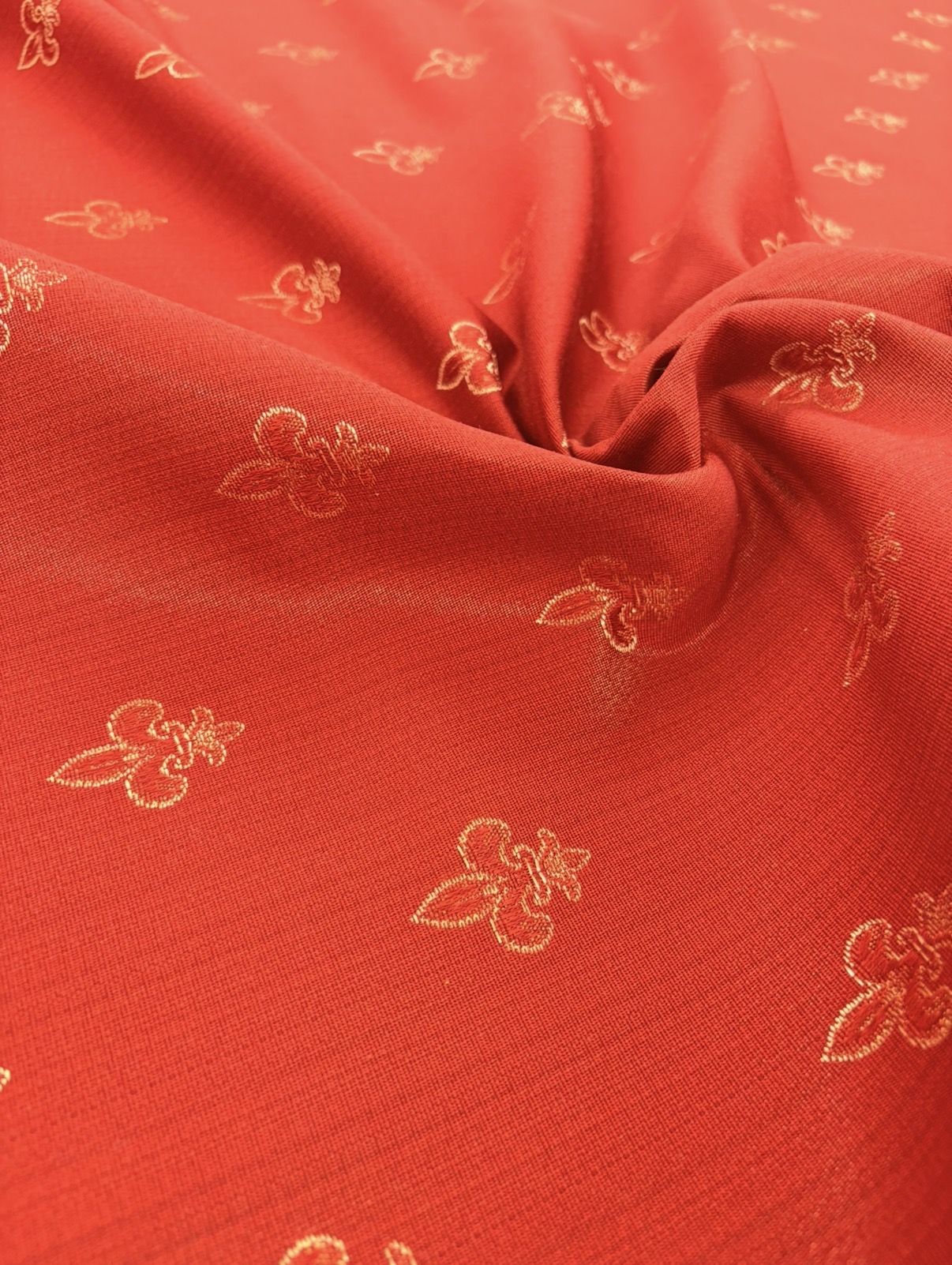 Screenshot Coupon de tissu Jacquard empire fleur de lys Rouge 1 m x 1,40 m - N°153 – Image 1