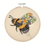 Kit broderie Trimits avec cercle 15 cm - Bourdon fleuri