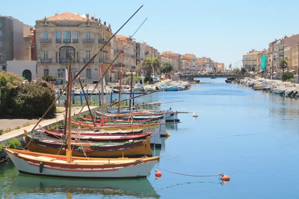 Le canal de Sète et ses barques traditionnelles