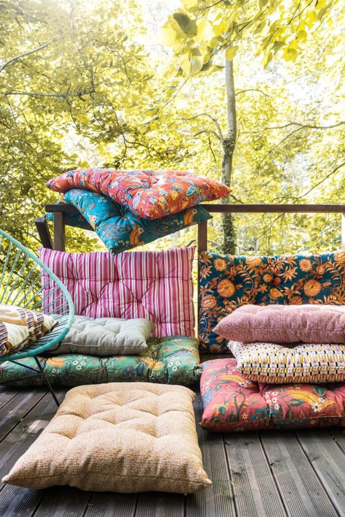 Coussins en tissus Thevenon Paris sur une terrasse