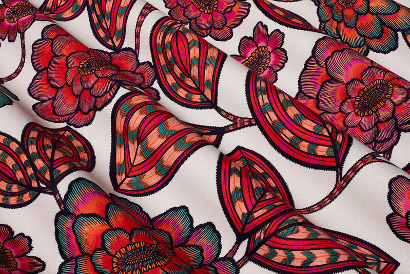 Tissu imprimé à grandes fleurs roses et rouges