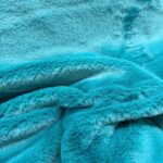 Tissu fausse fourrure à poil ras, coloris bleu canard