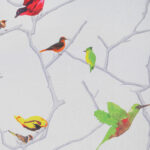 Tissu obscurcissant Colibri - Multicolore sur fond gris clair