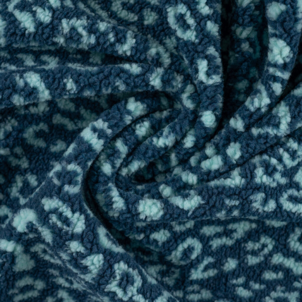 Tissu teddy jacquard léopard bleu pétrole drapé