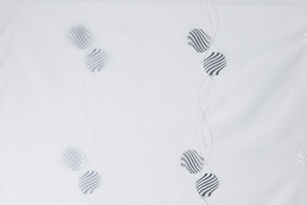 Tissu voilage Nemo - Blanc, broderie grise Tissu voilage Nemo - Blanc, broderie grise