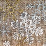 Toile aspect jute de Noël pailletée - Flocons blancs et or